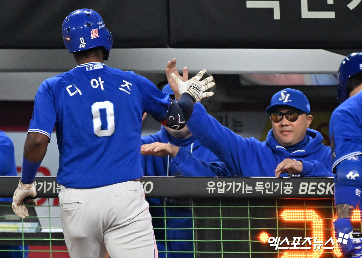 박진만(오른쪽) 삼성 라이온즈 감독이 지난 16일 사직 롯데 자이언츠전에 앞서 외국인 타자 르윈 디아즈를 향한 악성팬들의 SNS 협박 메시지에 안타까운 심경을 드러냈다. 사진 엑스포츠뉴스 DB