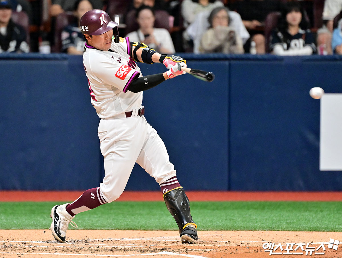 키움 히어로즈 포수 김재현이 올해 정규시즌 경기에서 타격하고 있다. 엑스포츠뉴스 DB
