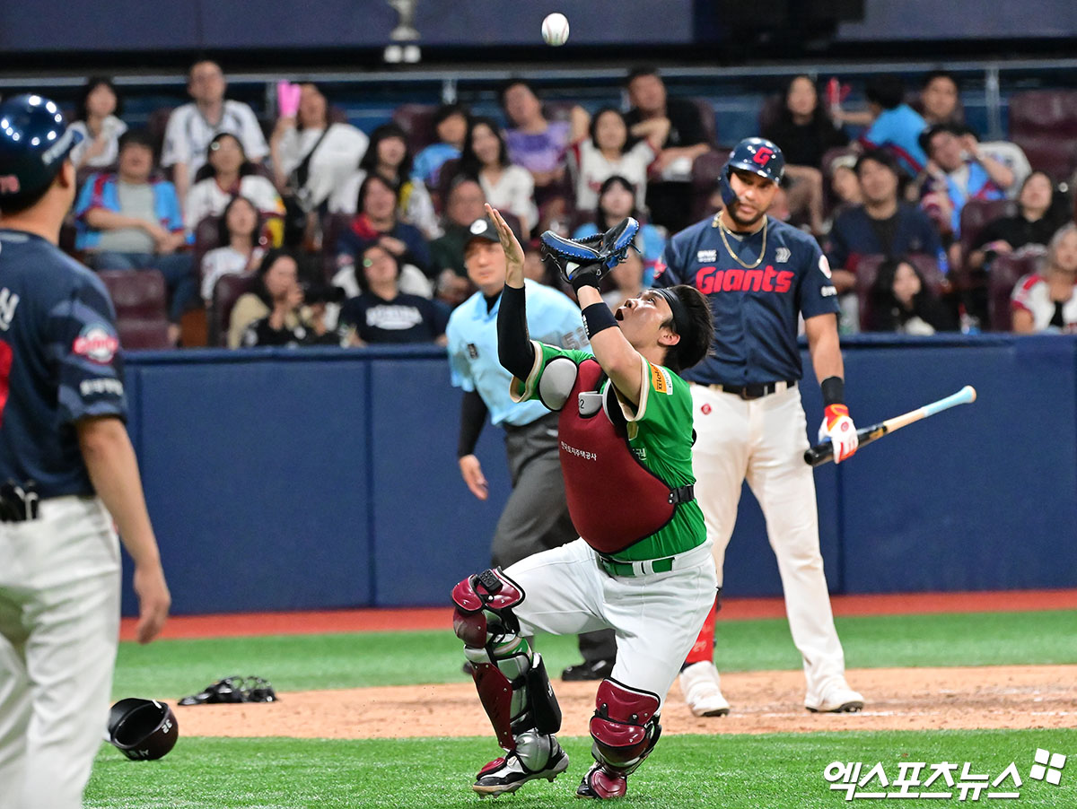 키움 히어로즈 포수 김재현이 올해 정규시즌 경기에서 수비하고 있다. 엑스포츠뉴스 DB