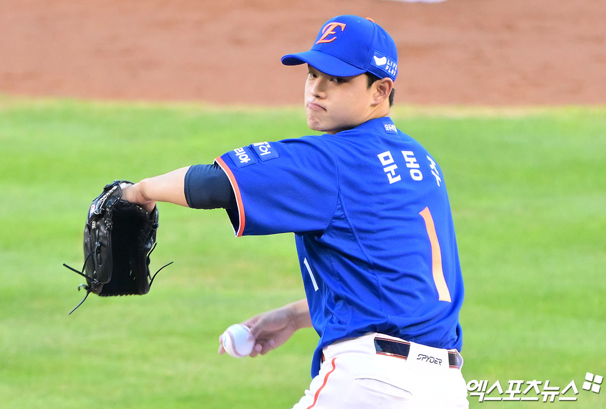 한화 구단 관계자는 17일 창원 NC파크에서 열리는 2025 신한 SOL Bank KBO리그 NC 다이노스와의 원정경기를 앞두고 '문동주 선수는 금일 오전 엑스레이 검진 진행한 결과 특이 소견은 발견되지 않았다. 부기가 있어 이틀 정도 상태를 더 지켜보고 향후 계획을 결정할 예정'이라고 밝혔다. 문동주는 16일 선발투수로 등판했으나 4회 최정원의 타구가 자신의 오른팔을 때리면서 마운드에서 쓰러졌고 교체됐다. 엑스포츠뉴스DB