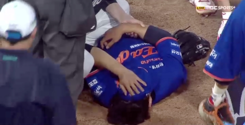 한화 구단 관계자는 17일 창원 NC파크에서 열리는 2025 신한 SOL Bank KBO리그 NC 다이노스와의 원정경기를 앞두고 '문동주 선수는 금일 오전 엑스레이 검진 진행한 결과 특이 소견은 발견되지 않았다'고 밝혔다. MBC스포츠플러스 화면 캡처