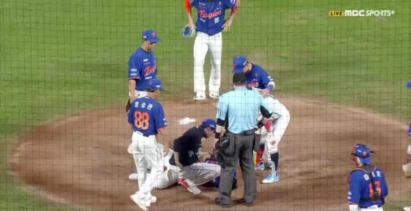 한화 구단 관계자는 17일 창원 NC파크에서 열리는 2025 신한 SOL Bank KBO리그 NC 다이노스와의 원정경기를 앞두고 '문동주 선수는 금일 오전 엑스레이 검진 진행한 결과 특이 소견은 발견되지 않았다. 부기가 있어 이틀 정도 상태를 더 지켜보고 향후 계획을 결정할 예정'이라고 밝혔다. 문동주는 16일 선발투수로 등판했으나 4회 최정원의 타구가 자신의 오른팔을 때리면서 마운드에서 쓰러졌고 교체됐다. MBC스포츠플러스 화면 캡처