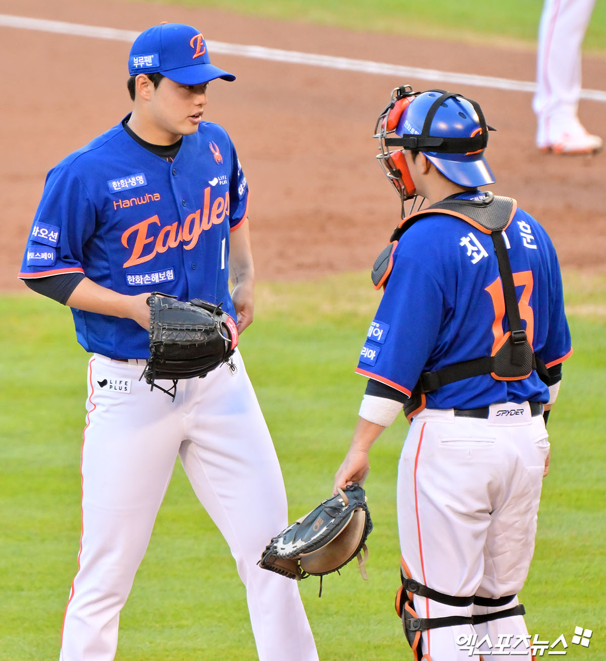 한화 구단 관계자는 17일 창원 NC파크에서 열리는 2025 신한 SOL Bank KBO리그 NC 다이노스와의 원정경기를 앞두고 '문동주 선수는 금일 오전 엑스레이 검진 진행한 결과 특이 소견은 발견되지 않았다. 부기가 있어 이틀 정도 상태를 더 지켜보고 향후 계획을 결정할 예정'이라고 밝혔다. 문동주는 16일 선발투수로 등판했으나 4회 최정원의 타구가 자신의 오른팔을 때리면서 마운드에서 쓰러졌고 교체됐다. 엑스포츠뉴스DB