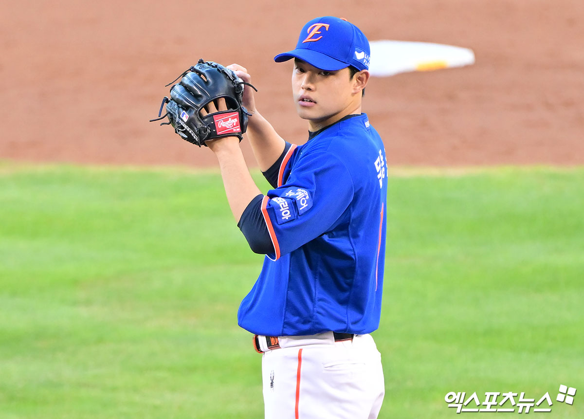 한화 구단 관계자는 17일 창원 NC파크에서 열리는 2025 신한 SOL Bank KBO리그 NC 다이노스와의 원정경기를 앞두고 '문동주 선수는 금일 오전 엑스레이 검진 진행한 결과 특이 소견은 발견되지 않았다. 부기가 있어 이틀 정도 상태를 더 지켜보고 향후 계획을 결정할 예정'이라고 밝혔다. 문동주는 16일 선발투수로 등판했으나 4회 최정원의 타구가 자신의 오른팔을 때리면서 마운드에서 쓰러졌고 교체됐다. 엑스포츠뉴스DB