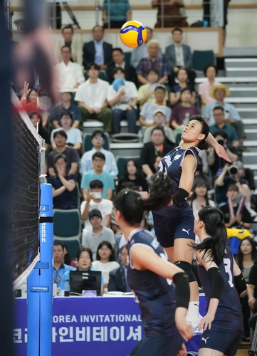 한국 여자배구 대표팀 문지윤이 공격하고 있다. 대한배구협회