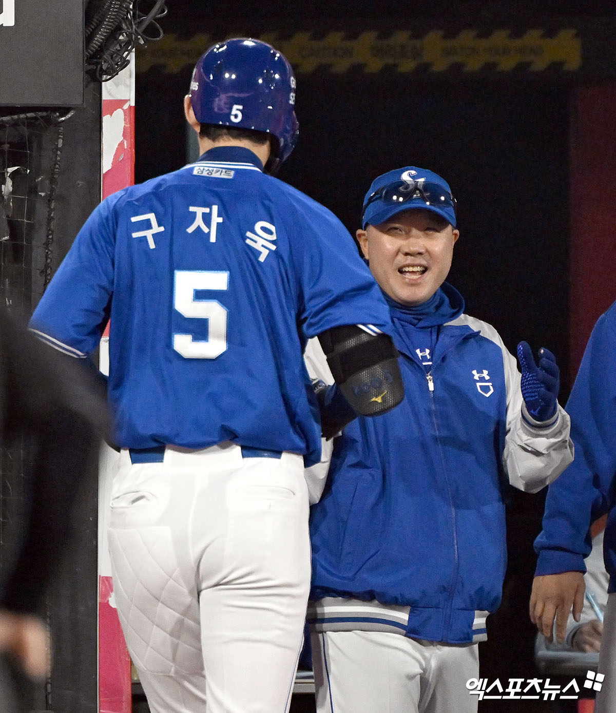 박진만(오른쪽) 삼성 라이온즈 감독이 17일 사직 롯데 자이언츠전에 앞서 전날 팀 2연승을 이끈 주장 구자욱의 활약을 칭찬했다. 사진 엑스포츠뉴스 DB