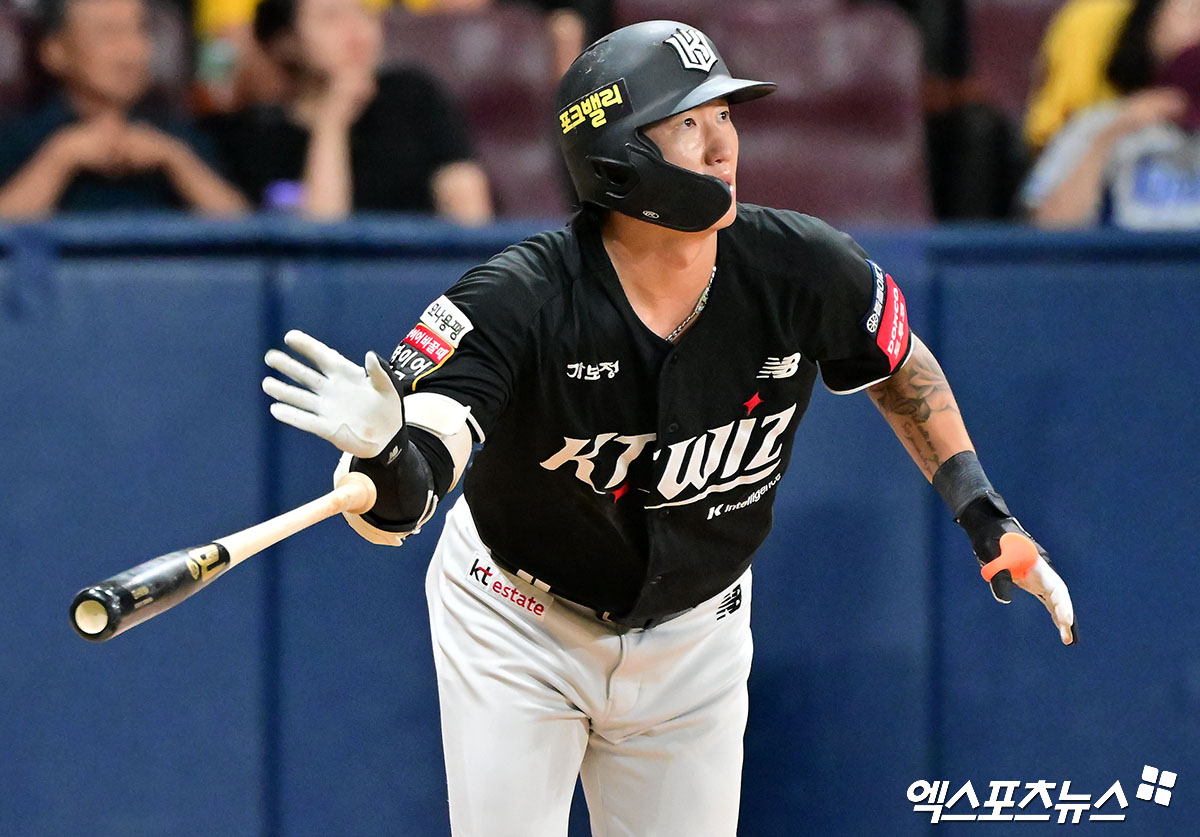KT 위즈 김민혁이 17일 고척 키움 히어로즈전에서 타격 후 타구를 바라보고 있다. 고척, 김한준 기자