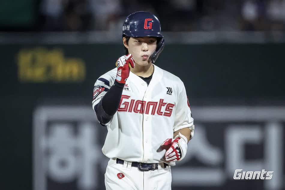 롯데 자이언츠 한태양이 17일 부산 사직야구장에서 열린 2025 신한 SOL Bank KBO리그 삼성 라이온즈와의 팀 간 13차전에서 7회말 1타점 2루타를 기록했다. 사진 롯데 자이언츠