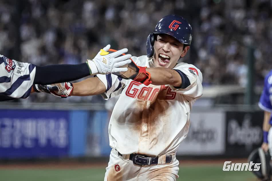 롯데 자이언츠 황성빈이 17일 부산 사직야구장에서 열리는 2025 신한 SOL Bank KBO리그 삼성 라이온즈와의 팀 간 13차전에서 9회초 동점 솔로 홈런을 기록했다. 사진 롯데 자이언츠