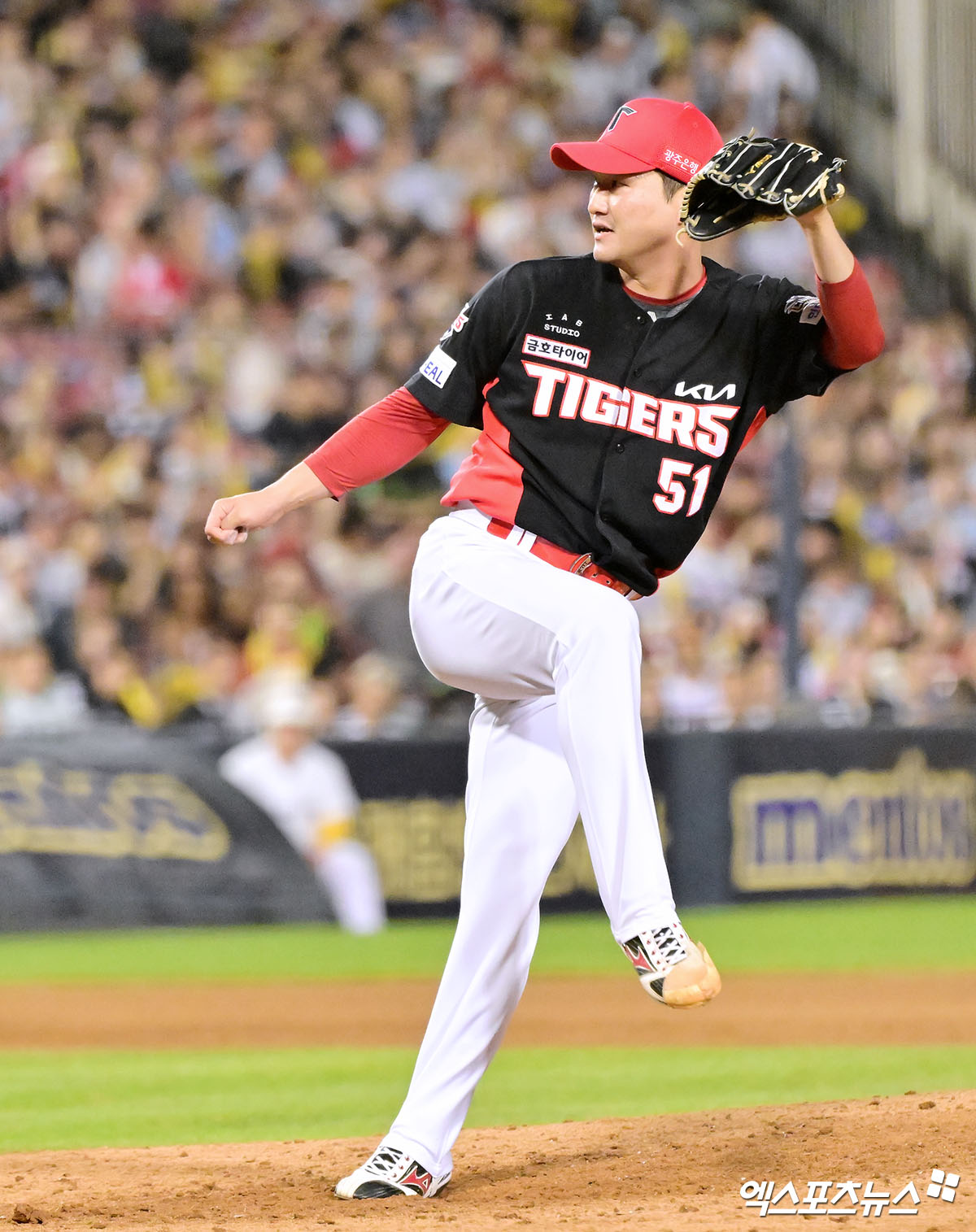 16일 오후 서울 송파구 잠실야구장에서 열린 '2025 신한 SOL Bank KBO리그' KIA 타이거즈와 두산 베어스의 경기, 8회말 KIA 전상현이 공을 힘차게 던지고 있다. 엑스포츠뉴스 DB