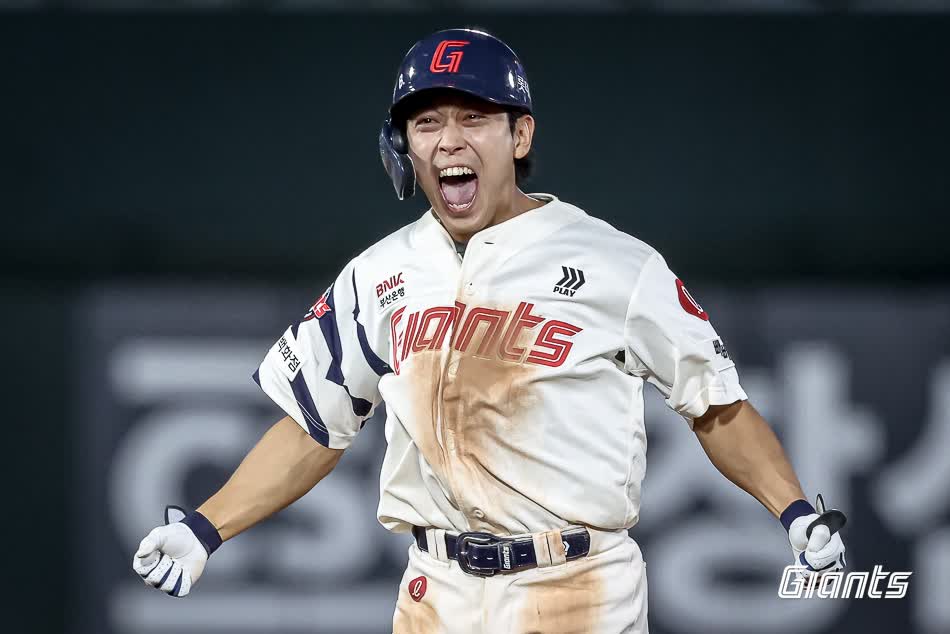 롯데 자이언츠 외야수 황성빈이 17일 부산 사직야구장에서 열린 2025 신한 SOL Bank KBO리그 삼성 라이온즈와의 팀 간 13차전에서 9회말 동점 솔로 홈런을 쳐냈다. 사진 롯데 자이언츠