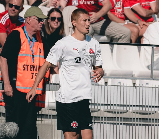 미트윌란은 17일(한국시간) 덴마크 바일레에 위치한 바일레 스타디움에서 열린 바일레 BK와의 2025-2026 덴마크 수페르리가 5라운드 원정 경기에서 2-0 승리를 거뒀다. 이날 벤치 명단에 포함된 조규성은 후반 추가시간 교체 투입되면서 448일 만에 공식전을 치렀다. 조규성은 지난 2024년 5월 무릎 반월상 연골 수술을 받은 후 3개월 뒤에 예상치 못한 합병증이 발생해 무려 15개월 동안 경기를 뛰지 못했다. 미트윌란 SNS