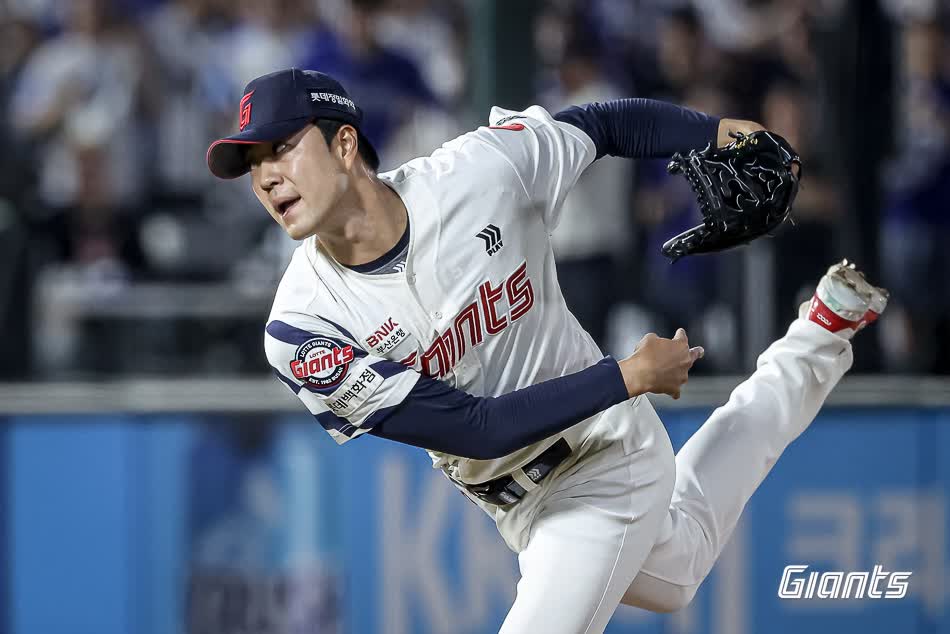 롯데 자이언츠 우완 파이어볼러 윤성빈이 17일 부산 사직야구장에서 열린 2025 신한 SOL Bank KBO리그 삼성 라이온즈와의 팀 간 13차전에서 연장 11회초 1사 1루에서 등판, ⅔이닝 1탈삼진 무실점을 기록했다. 사진 롯데 자이언츠