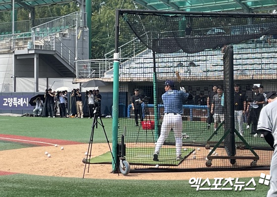 2026 KBO 신인드래프트 트라이아웃에 참가한 탬파베이 레이스 산하 마이너리그 출신 신우열이 타격 테스트에 임하고 있다. 엑스포츠뉴스 고양, 김유민 기자