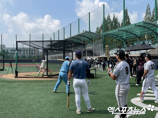 탬파베이 레이스 산하 마이너리그 출신 신우열을 비롯한 2026 KBO 신인드래프트 트라이아웃 야수 참가자들이 자신의 순서를 기다리고 있다. 엑스포츠뉴스 고양, 김유민 기자