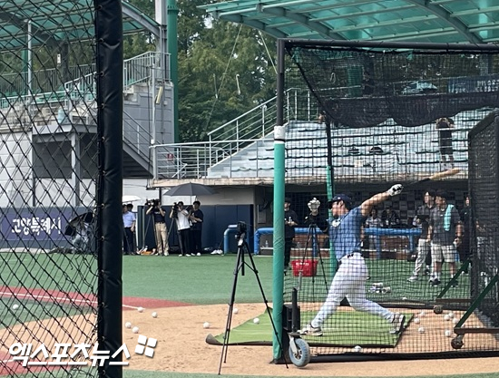 탬파베이 레이스 출신 신우열이 18일 오전 2026 KBO 신인드래프트 트라이아웃 타격 테스트에서 배트를 힘차게 휘두르고 있다. 엑스포츠뉴스 고양, 김유민 기자