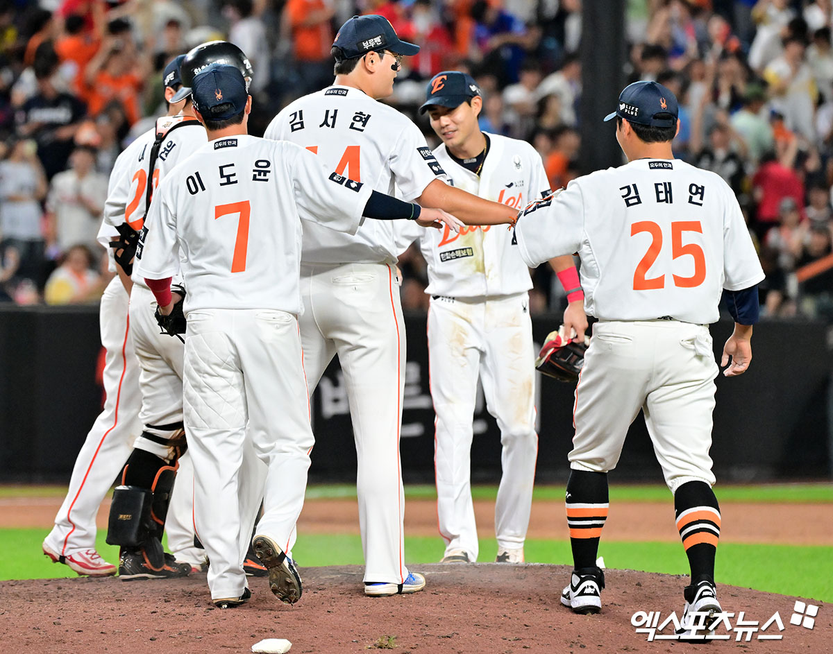 12일 오후 대전 한화생명 볼파크에서 열린 '2025 신한 SOL Bank KBO리그' 롯데 자이언츠와 한화 이글스의 경기, 한화가 폰세의 역투에 힘입어 롯데에 2:0 승리를 거뒀다. 이날 경기에서 승리한 한화 선수들이 기뻐하고 있다. 엑스포츠뉴스 DB