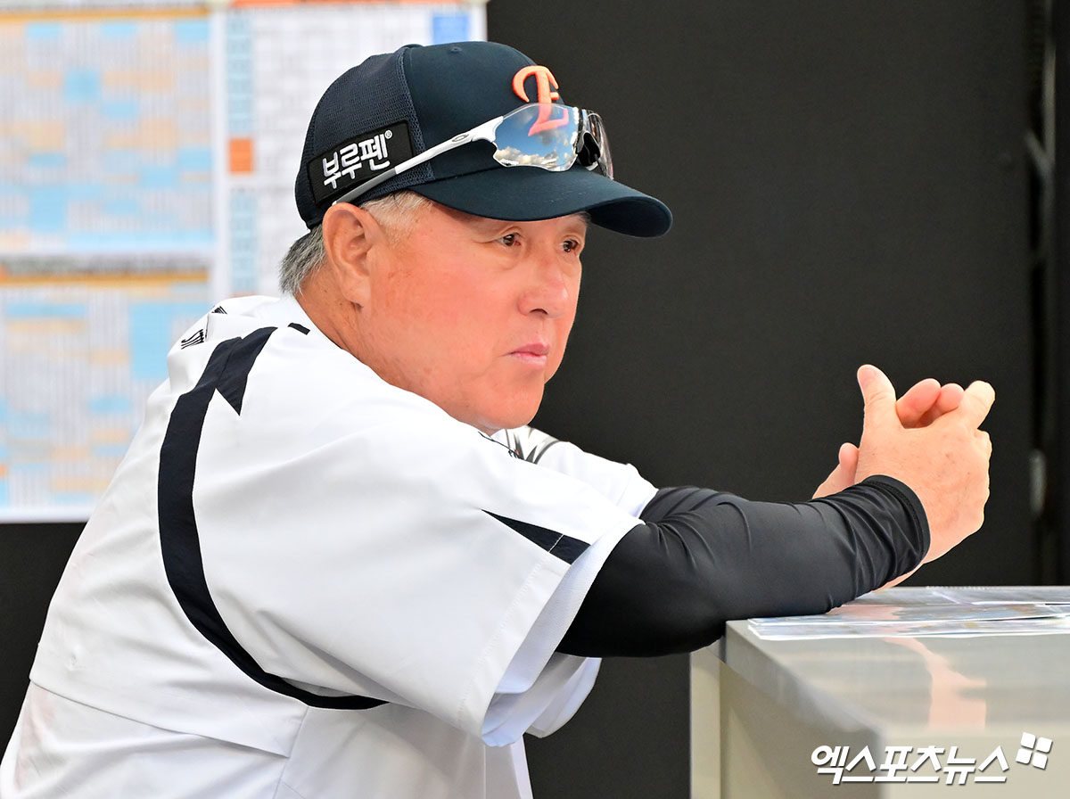 14일 오후 대전 한화생명 볼파크에서 열린 '2025 신한 SOL Bank KBO리그' 롯데 자이언츠와 한화 이글스의 경기, 한화 김경문 감독이 생각에 잠겨 있다. 엑스포츠뉴스 DB