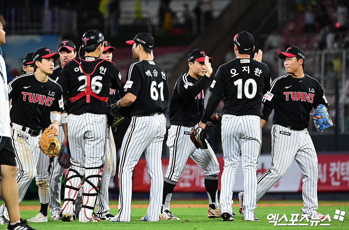 12일 오후 수원케이티위즈파크에서 열린 '2025 신한 SOL Bank KBO리그' LG 트윈스와 KT 위즈의 경기, LG가 새 외국인 투수 톨허스트의 7이닝 무실점 완벽투와 타선의 활약에 힘입어 11:2의 스코어로 승리하며 1위 자리를 지켰다. 경기 종료 후 LG 선수들이 승리의 기쁨을 나누고 있다. 엑스포츠뉴스 DB