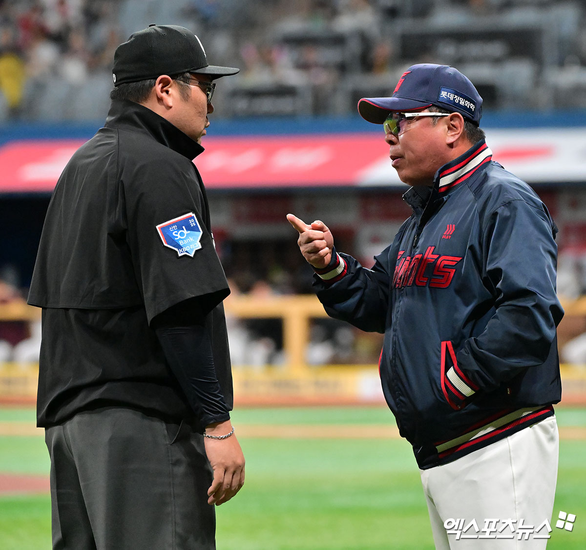 지난 4월 30일 오후 서울 구로구 고척스카이돔에서 열린 '2025 신한 SOL Bank KBO리그' 롯데 자이언츠와 키움 히어로즈의 경기, 2회말 키움 송성문의 체크스윙 판정에 대해 롯데 김태형 감독이 강하게 항의하고 있다. 엑스포츠뉴스 DB