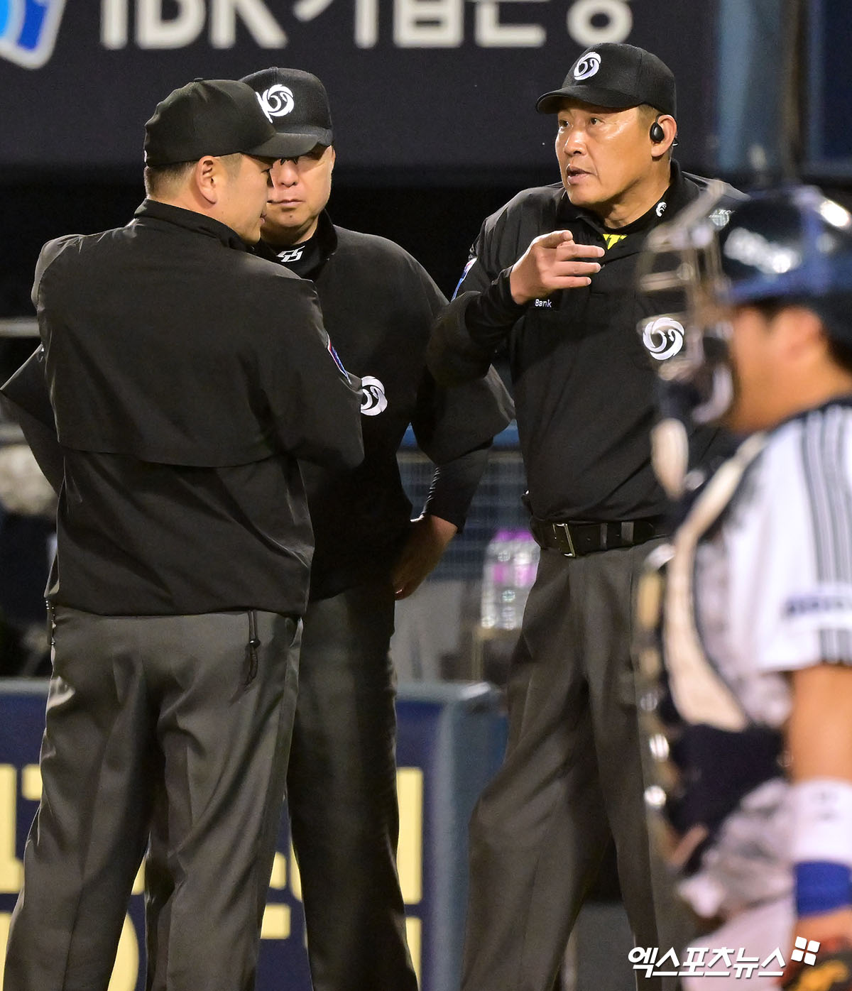 4일 오후 서울 송파구 잠실야구장에서 열린 '2025 신한 SOL Bank KBO리그' KIA 타이거즈와 두산 베어스의 경기, 8회초 1사 1루 KIA 김규성의 내야타구 파울/페어 비디오 판독이 진행되고 있다. 심판진이 비디오 판독 결과를 발표하기 전 모여서 대화를 나누고 있다. 엑스포츠뉴스 DB