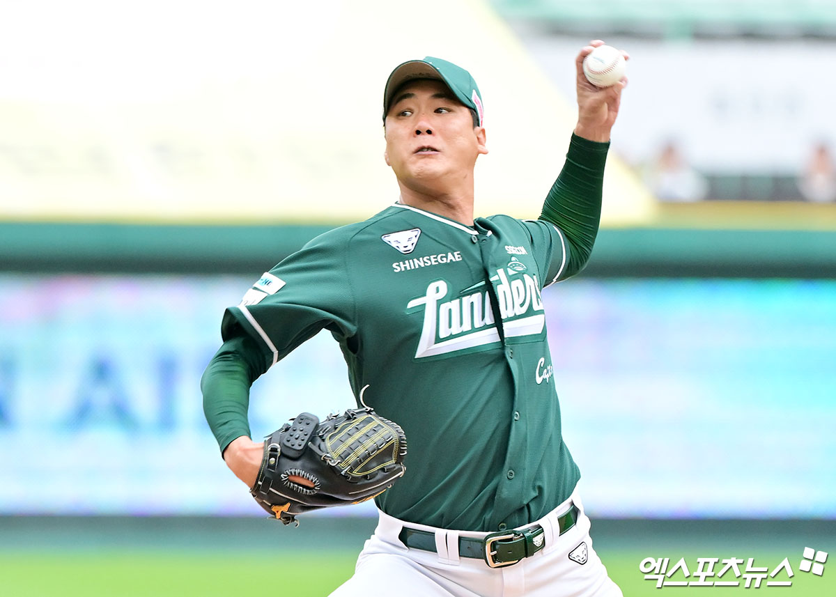 21일 오후 인천SSG랜더스필드에서 열린 '2025 신한 SOL Bank KBO리그' KIA 타이거즈와 SSG 랜더스의 경기, 1회초 SSG 선발투수 김광현이 공을 힘차게 던지고 있다. 엑스포츠뉴스 DB