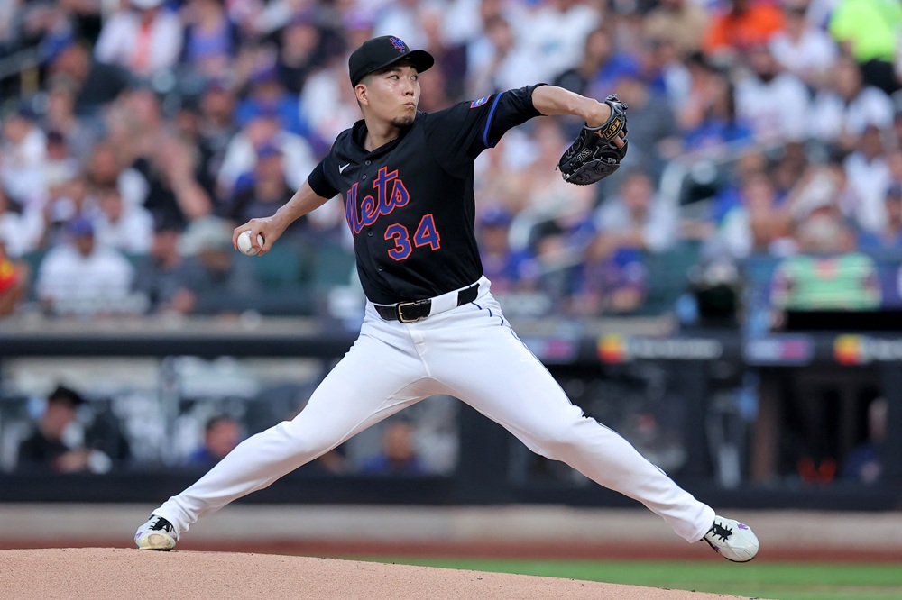 뉴욕 메츠 선발투수 센가 코다이가 올해 미국 메이저리그 정규시즌 경기에 등판해 투구하고 있다. REUTERS 연합뉴스