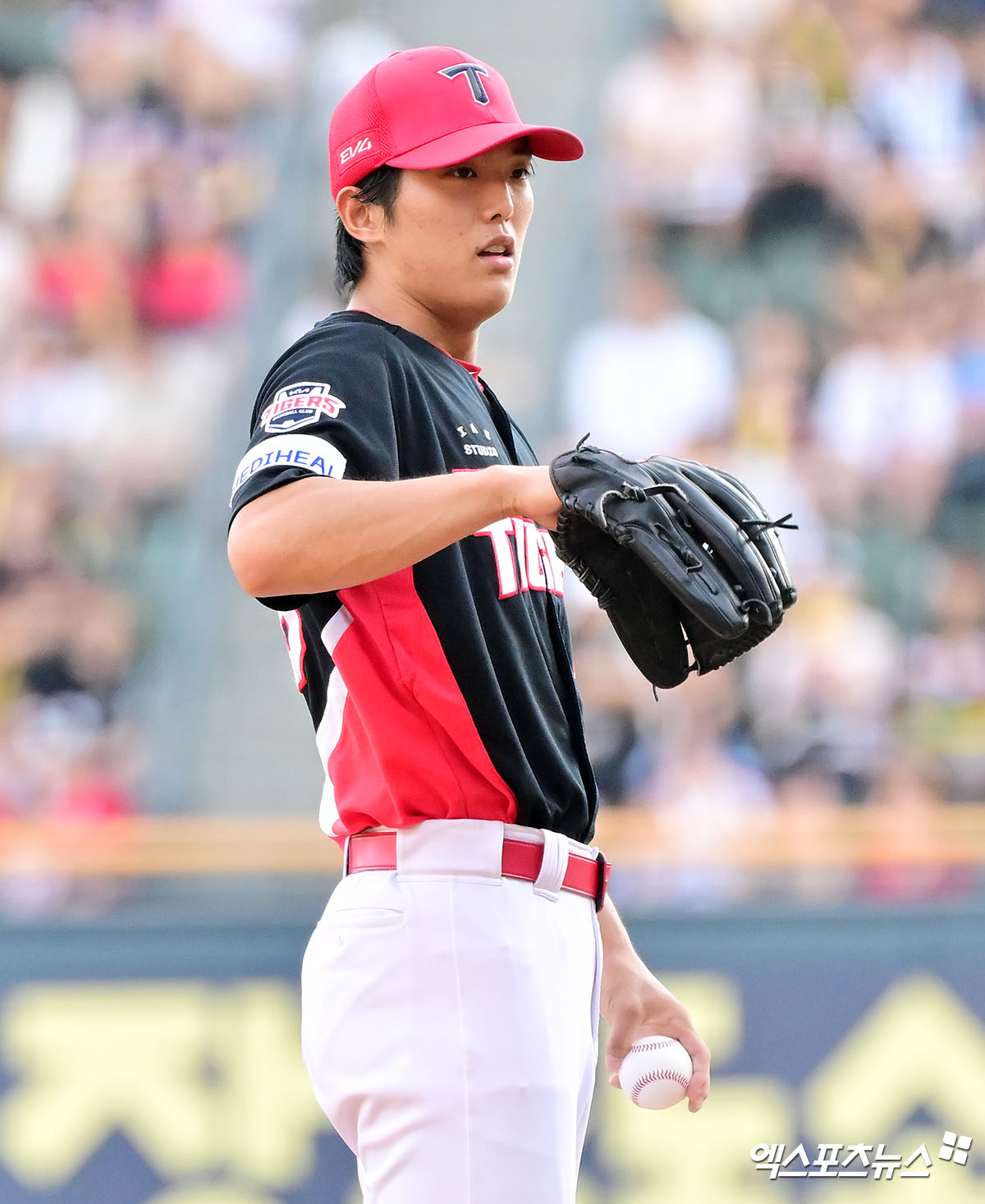 16일 오후 서울 송파구 잠실야구장에서 열린 '2025 신한 SOL Bank KBO리그' KIA 타이거즈와 두산 베어스의 경기, 1회말 KIA 선발투수 이의리가 투구 준비를 하고 있다. 엑스포츠뉴스 DB