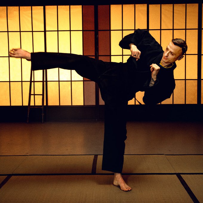 일본 매체 '사커 크리티크 웹'이 19일 맨체스터 유나이티드의 세 번째 유니폼 발표 영상에 일본풍이 가미돼 눈길을 끈다고 보도했다.   맨유는 지난 12일 구단 채널을 통해 디미타르 베르바토프와 현재 맨유 선수단이 참여한 써드킷 홍보 영상을 공개했다. 이 영상에서 맨유의 검은색 써드킷이 공식 발표됐다. 맨유