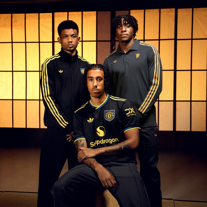 일본 매체 '사커 크리티크 웹'이 19일 맨체스터 유나이티드의 세 번째 유니폼 발표 영상에 일본풍이 가미돼 눈길을 끈다고 보도했다.   맨유는 지난 12일 구단 채널을 통해 디미타르 베르바토프와 현재 맨유 선수단이 참여한 써드킷 홍보 영상을 공개했다. 이 영상에서 맨유의 검은색 써드킷이 공식 발표됐다. 맨유