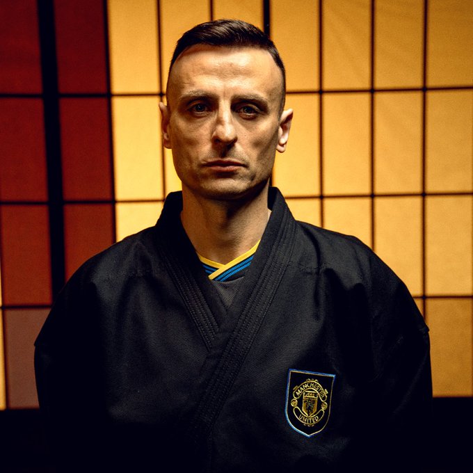 일본 매체 '사커 크리티크 웹'이 19일 맨체스터 유나이티드의 세 번째 유니폼 발표 영상에 일본풍이 가미돼 눈길을 끈다고 보도했다.   맨유는 지난 12일 구단 채널을 통해 디미타르 베르바토프와 현재 맨유 선수단이 참여한 써드킷 홍보 영상을 공개했다. 이 영상에서 맨유의 검은색 써드킷이 공식 발표됐다. 맨유