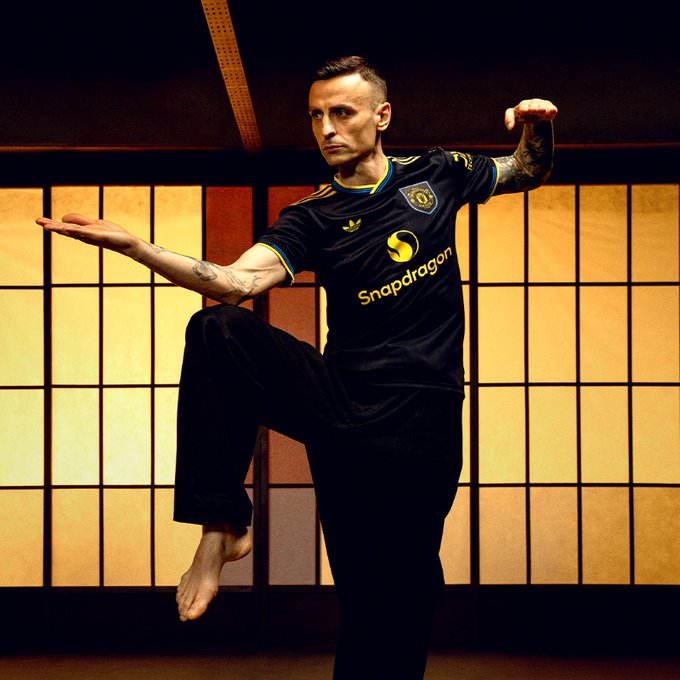 일본 매체 '사커 크리티크 웹'이 19일 맨체스터 유나이티드의 세 번째 유니폼 발표 영상에 일본풍이 가미돼 눈길을 끈다고 보도했다.   맨유는 지난 12일 구단 채널을 통해 디미타르 베르바토프와 현재 맨유 선수단이 참여한 써드킷 홍보 영상을 공개했다. 이 영상에서 맨유의 검은색 써드킷이 공식 발표됐다. 맨유