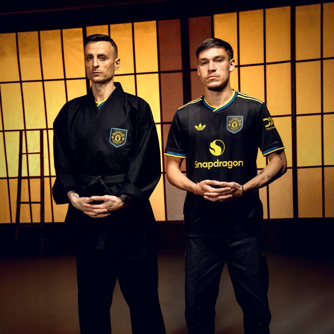 일본 매체 '사커 크리티크 웹'이 19일 맨체스터 유나이티드의 세 번째 유니폼 발표 영상에 일본풍이 가미돼 눈길을 끈다고 보도했다.   맨유는 지난 12일 구단 채널을 통해 디미타르 베르바토프와 현재 맨유 선수단이 참여한 써드킷 홍보 영상을 공개했다. 이 영상에서 맨유의 검은색 써드킷이 공식 발표됐다. 맨유