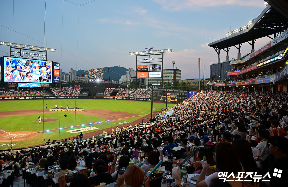 한화 이글스 구단은 19일 박종태 대표이사의 명의로 '한화 이글스는 장애인석 특화석 변경 운영과 관련해 장애인 여러분을 세심하게 배려하지 못한 데 대해 책임을 통감하며 불편을 겪으신 장애인 여러분께 진심으로 사과드린다'라고 공식 사과문을 발표했다. 엑스포츠뉴스DB