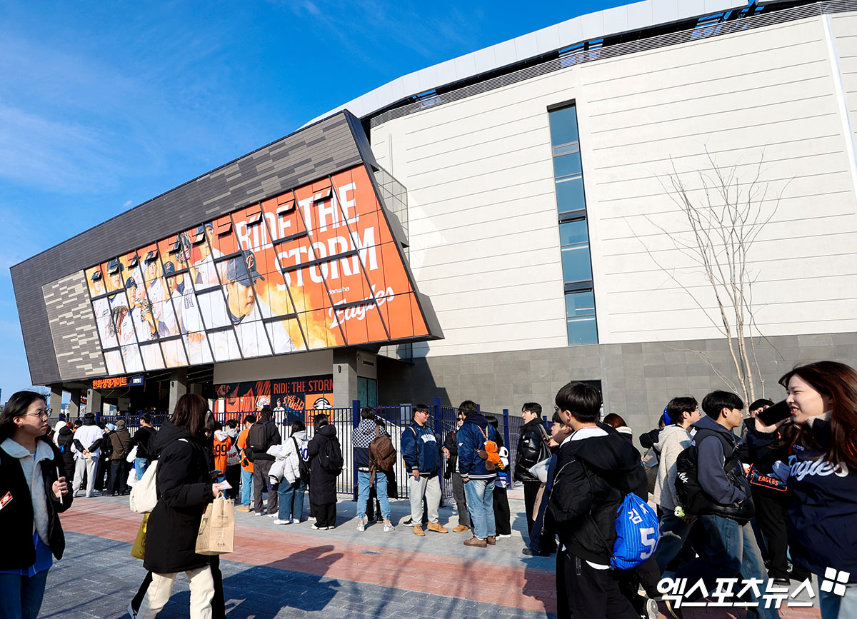 한화 이글스 구단은 19일 박종태 대표이사의 명의로 '한화 이글스는 장애인석 특화석 변경 운영과 관련해 장애인 여러분을 세심하게 배려하지 못한 데 대해 책임을 통감하며 불편을 겪으신 장애인 여러분께 진심으로 사과드린다'라고 공식 사과문을 발표했다. 엑스포츠뉴스DB