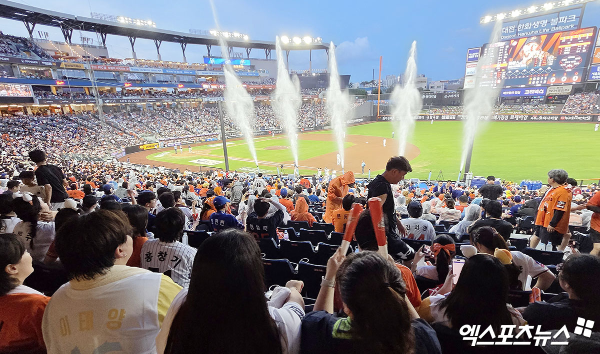 한화 이글스 구단은 19일 박종태 대표이사의 명의로 '한화 이글스는 장애인석 특화석 변경 운영과 관련해 장애인 여러분을 세심하게 배려하지 못한 데 대해 책임을 통감하며 불편을 겪으신 장애인 여러분께 진심으로 사과드린다'라고 공식 사과문을 발표했다. 엑스포츠뉴스DB