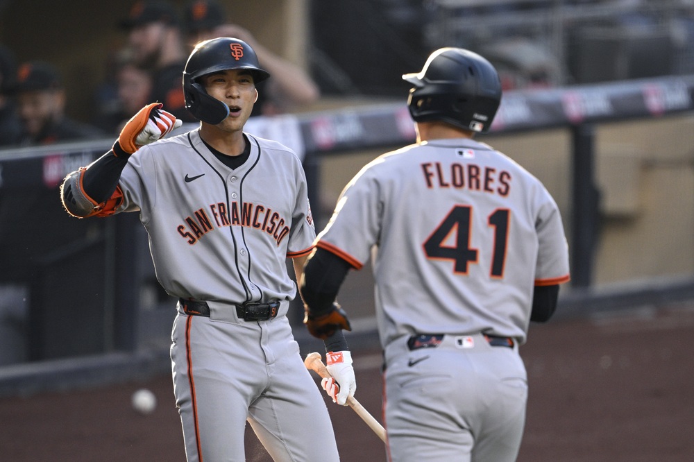 샌프란시스코 자이언츠 이정후가 올해 미국 메이저리그 경기에 출전해 동료와 세리머니하고 있다. AP 연합뉴스