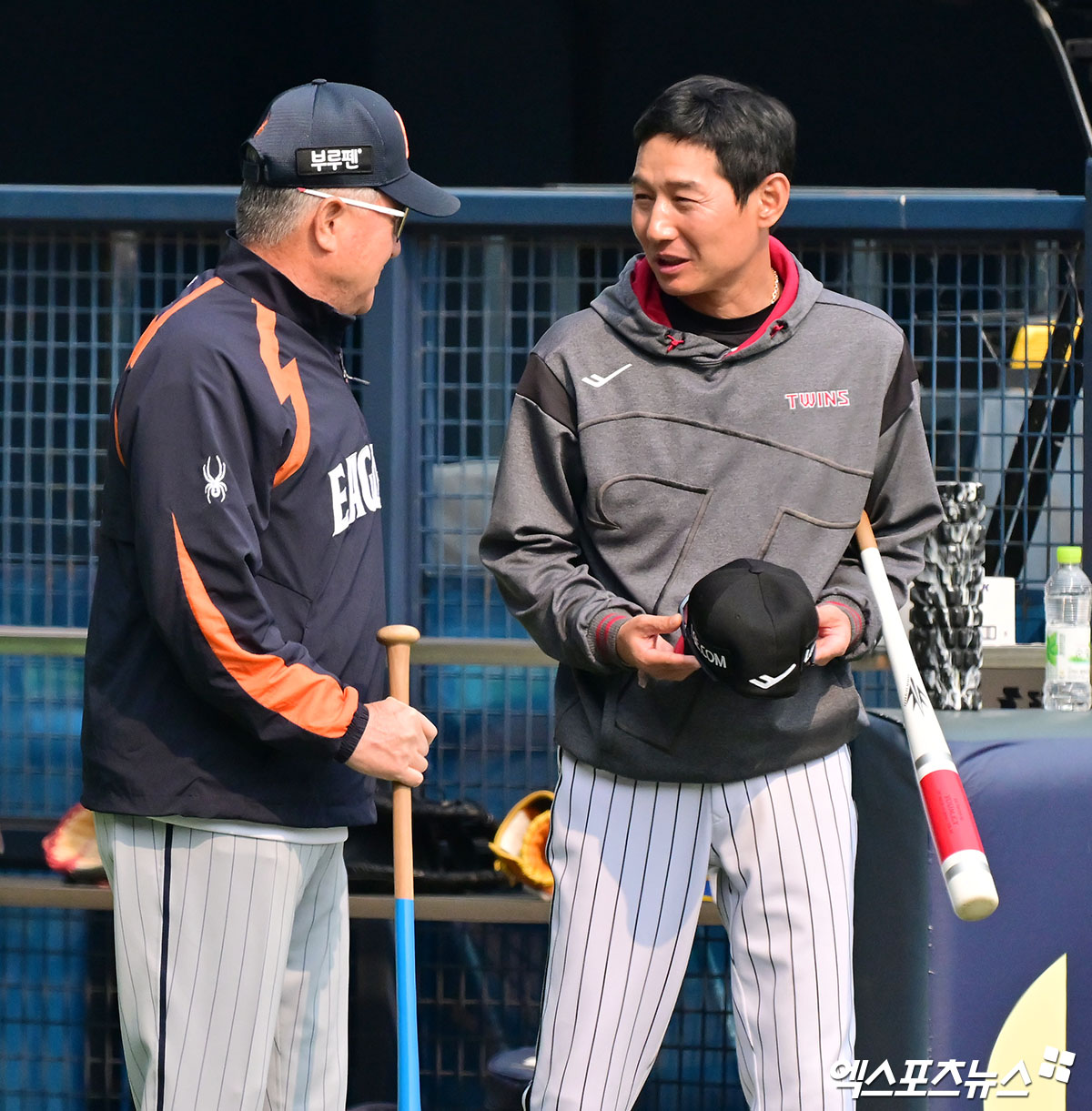 염경엽(오른쪽) LG 트윈스 감독과 김경문 한화 이글스 감독. 사진 엑스포츠뉴스 DB