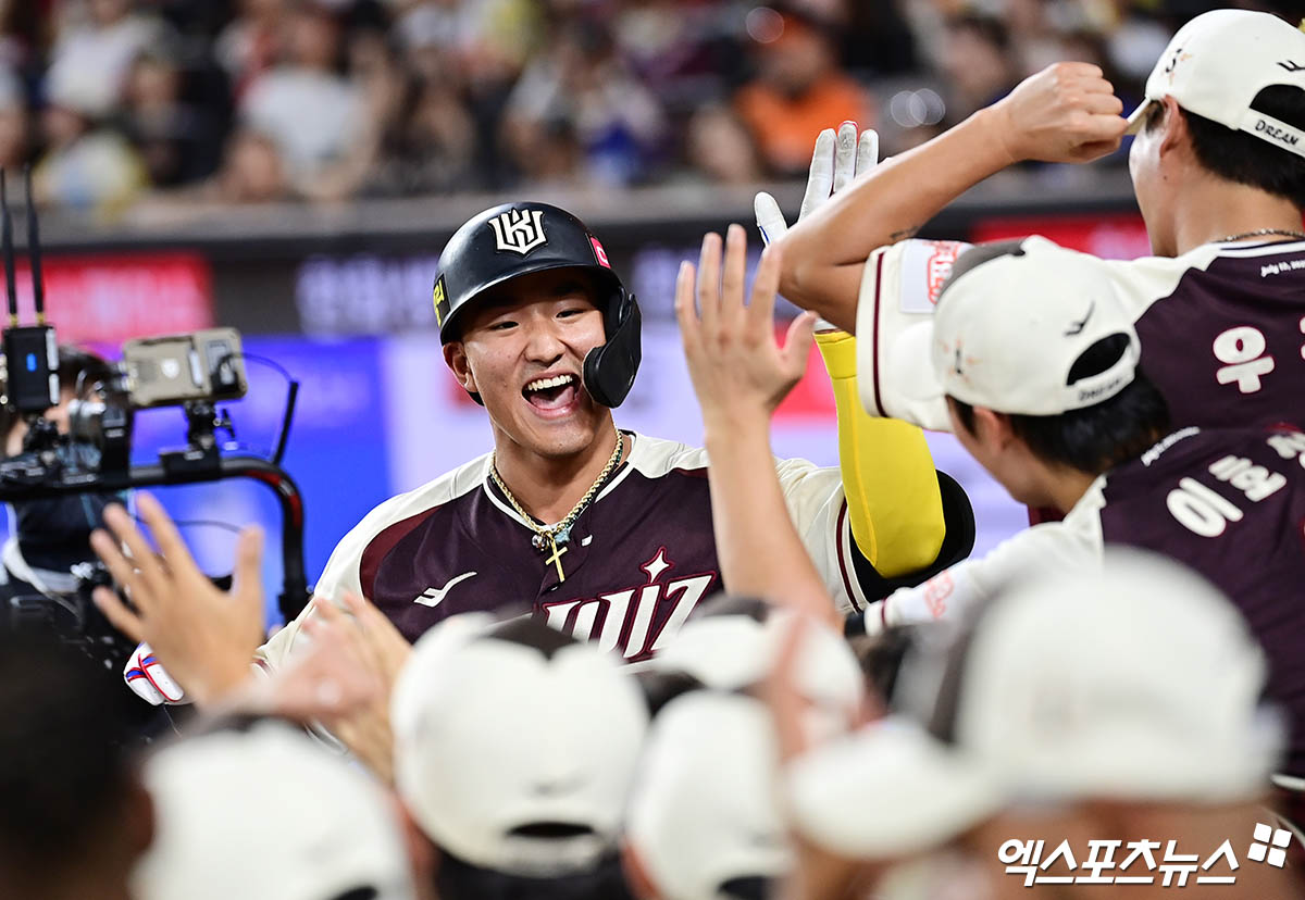 KT 위즈 안현민이 올해 올스타전에서 득점 후 동료들과 하이파이브하고 있다. 엑스포츠뉴스 DB