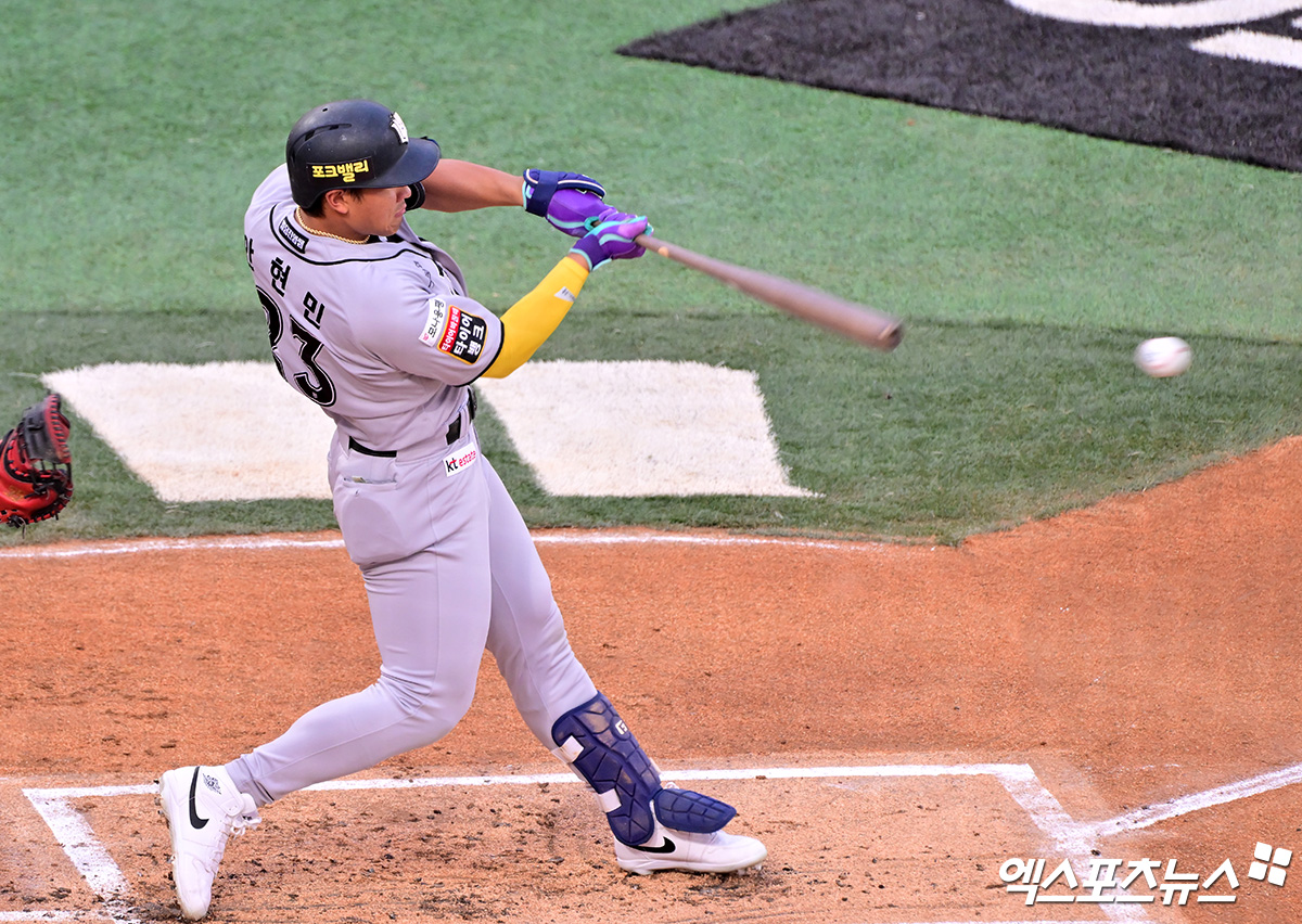 KT 위즈 안현민이 올해 정규시즌 경기에서 타격하고 있다. 엑스포츠뉴스 DB