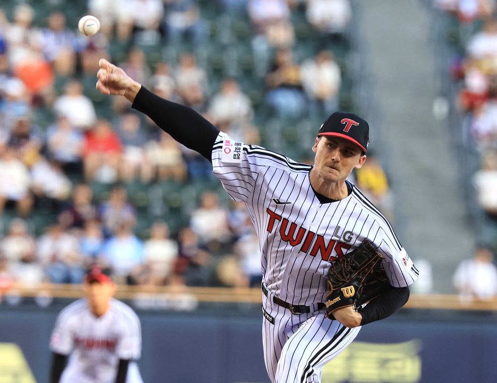 LG 트윈스 외국인 투수 톨허스트가 19일 서울 잠실야구장에서 열린 2025 신한 SOL Bank KBO리그 롯데 자이언츠와의 팀 간 12차전에 선발등판, 6이닝 무실점으로 승리투수가 됐다. 사진 연합뉴스