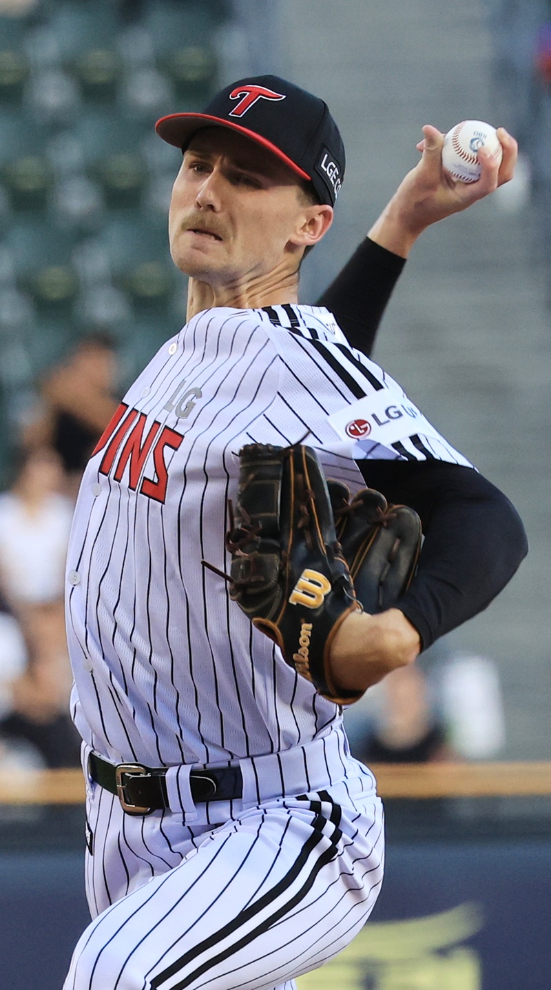 LG 트윈스 외국인 투수 톨허스트가 19일 서울 잠실야구장에서 열린 2025 신한 SOL Bank KBO리그 롯데 자이언츠와의 팀 간 12차전에 선발등판, 6이닝 무실점으로 승리투수가 됐다. 사진 연합뉴스