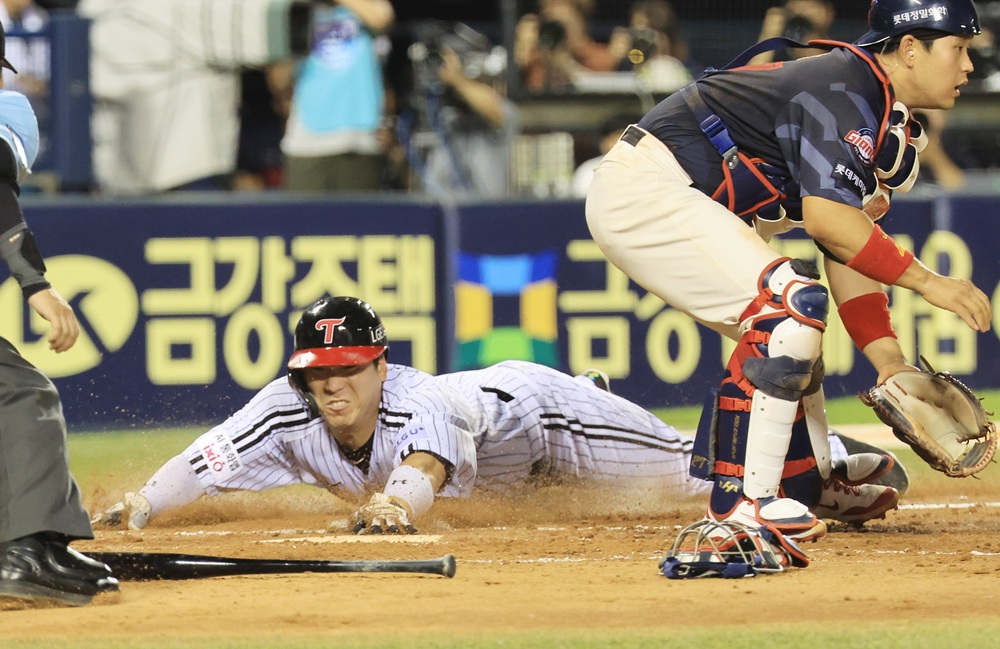 LG 트윈스 김현수(왼쪽)가 19일 서울 잠실야구장에서 열린 2025 신한 SOL Bank KBO리그 롯데 자이언츠와의 팀 간 12차전에서 4회말 선취 득점을 기록했다. 사진 연합뉴스