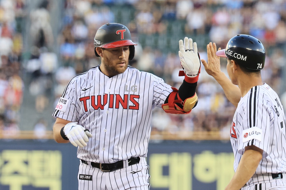 LG 트윈스 외국인 타자 오스틴 딘이 19일 서울 잠실야구장에서 열린 2025 신한 SOL Bank KBO리그 롯데 자이언츠와의 팀 간 12차전에서 4안타를 기록, 팀 승리에 힘을 보탰다. 사진 연합뉴스