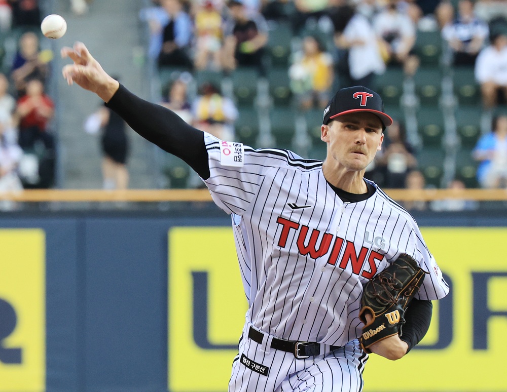 LG 트윈스 외국인 투수 앤더슨 톨허스트가 19일 서울 잠실야구장에서 열린 2025 신한 SOL Bank KBO리그 롯데 자이언츠와의 팀 간 12차전에 선발등판, 6이닝 무실점으로 승리투수가 됐다. 사진 연합뉴스