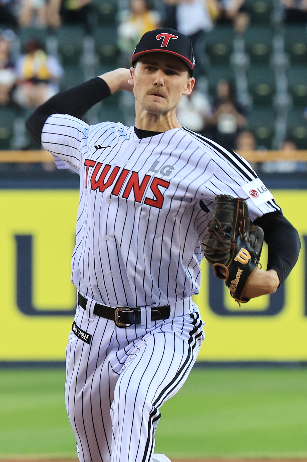 LG 트윈스 외국인 투수 앤더슨 톨허스트가 19일 서울 잠실야구장에서 열린 2025 신한 SOL Bank KBO리그 롯데 자이언츠와의 팀 간 12차전에 선발등판, 6이닝 무실점으로 승리투수가 됐다. 사진 연합뉴스