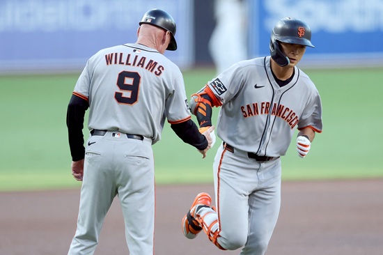 샌프란시스코 자이언츠 외야수 이정후가 20일 샌디에이고전에서 97일 만에 시즌 7호 홈런을 쏘아 올렸다. 이정후는 상대 우완 선발 닉 파베타의 2구째 포심 패스트볼을 통타해 비거리 132m짜리 대형 우중월 홈런을 날렸다. 연합뉴스