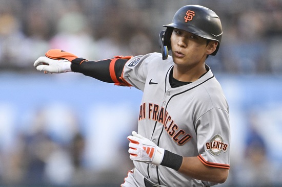 샌프란시스코 자이언츠 외야수 이정후가 20일 샌디에이고전에서 97일 만에 시즌 7호 홈런을 쏘아 올렸다. 이정후는 상대 우완 선발 닉 파베타의 2구째 포심 패스트볼을 통타해 비거리 132m짜리 대형 우중월 홈런을 날렸다. 연합뉴스