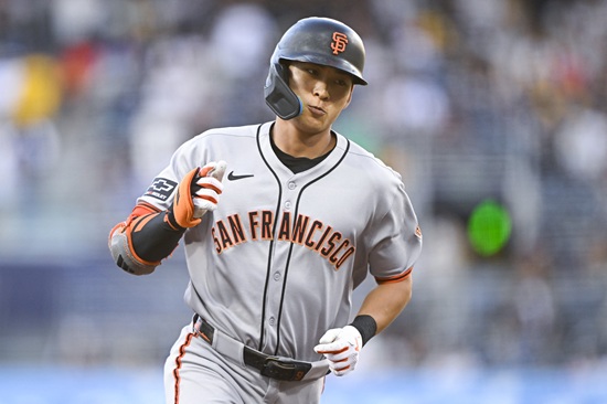 샌프란시스코 자이언츠 외야수 이정후가 20일 샌디에이고전에서 97일 만에 시즌 7호 홈런을 쏘아 올렸다. 이정후는 상대 우완 선발 닉 파베타의 2구째 포심 패스트볼을 통타해 비거리 132m짜리 대형 우중월 홈런을 날렸다. 연합뉴스