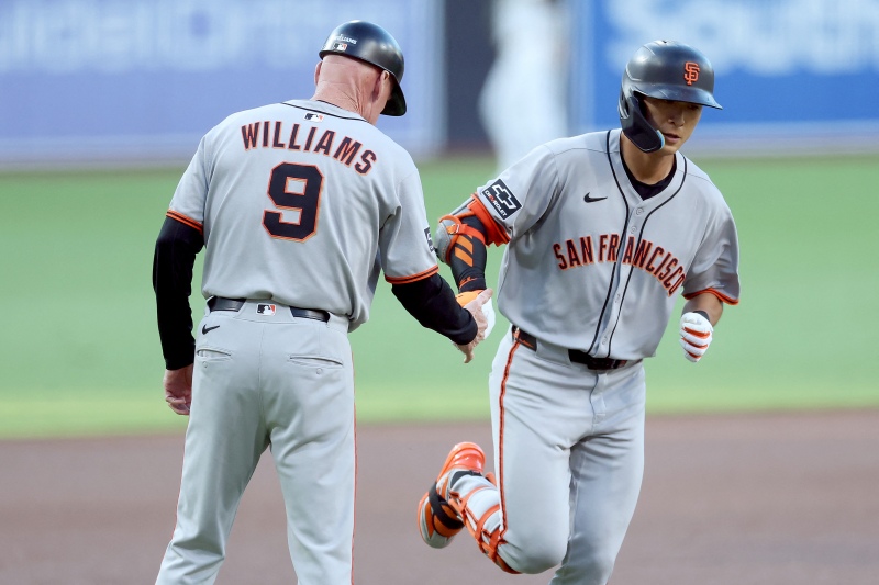 샌프란시스코 자이언츠 이정후는 20일(한국시간) 미국 캘리포니아주 샌디에이고 펫코파크에서 열린 2025 미국 메이저리그(MLB) 샌디에이고 파드리스와의 원정경기에 1번타자 겸 중견수로 선발 출전해 4타수 2안타(1홈런) 1삼진 1타점 1득점을 기록했다. 이정후의 시즌 타율은 0.262로 상승했고, OPS(출루율+장타율)는 0.742가 됐다. AFP연합뉴스